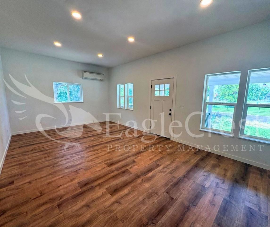 810 E Sumach St - Photo 2 of 24