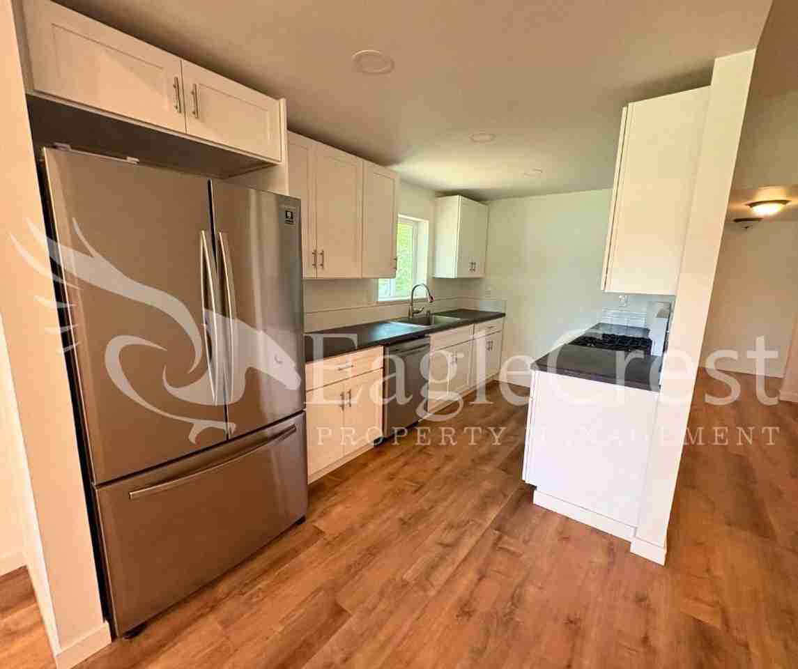 810 E Sumach St - Photo 3 of 24