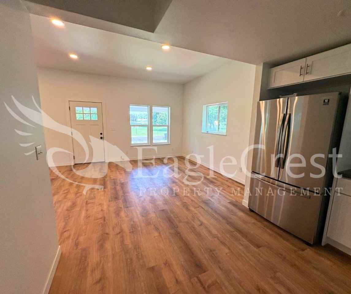 810 E Sumach St - Photo 6 of 24