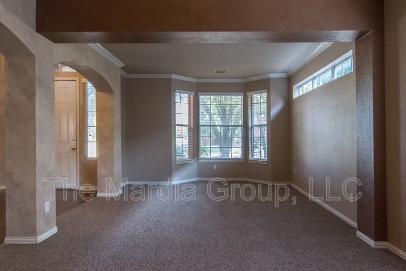 5403 Exeter Dr - Photo 4 of 37