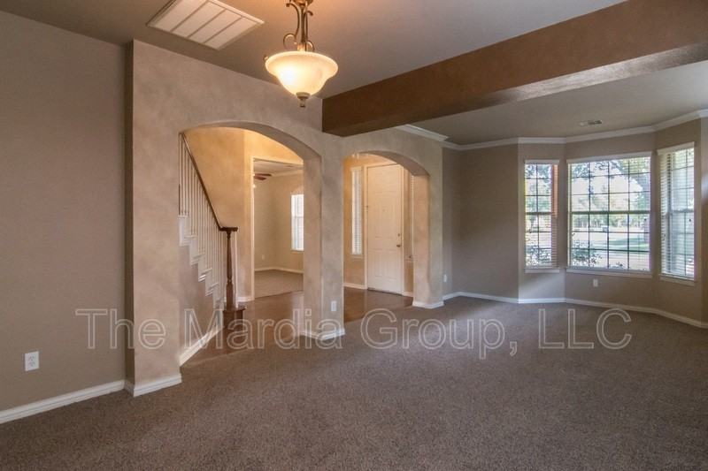 5403 Exeter Dr - Photo 5 of 37