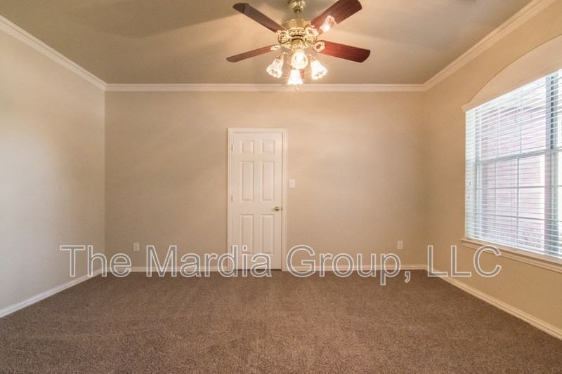 5403 Exeter Dr - Photo 6 of 37