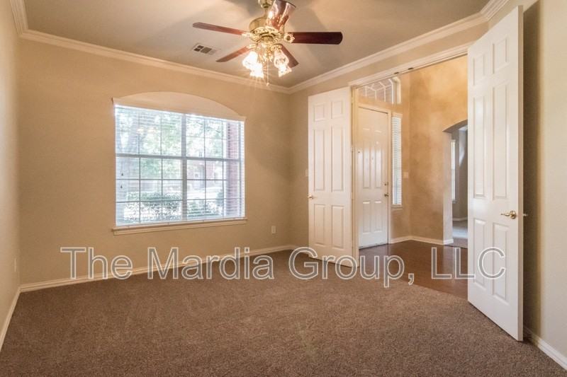 5403 Exeter Dr - Photo 7 of 37