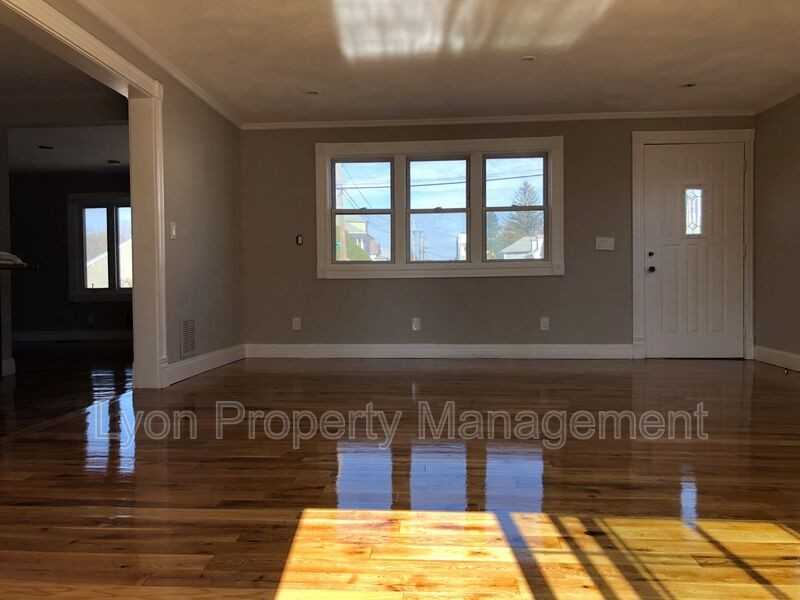 28 Lauder Ave - Photo 5 of 15