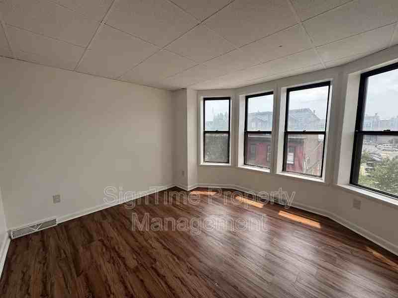 112 W Franklin St - Photo 7 of 13