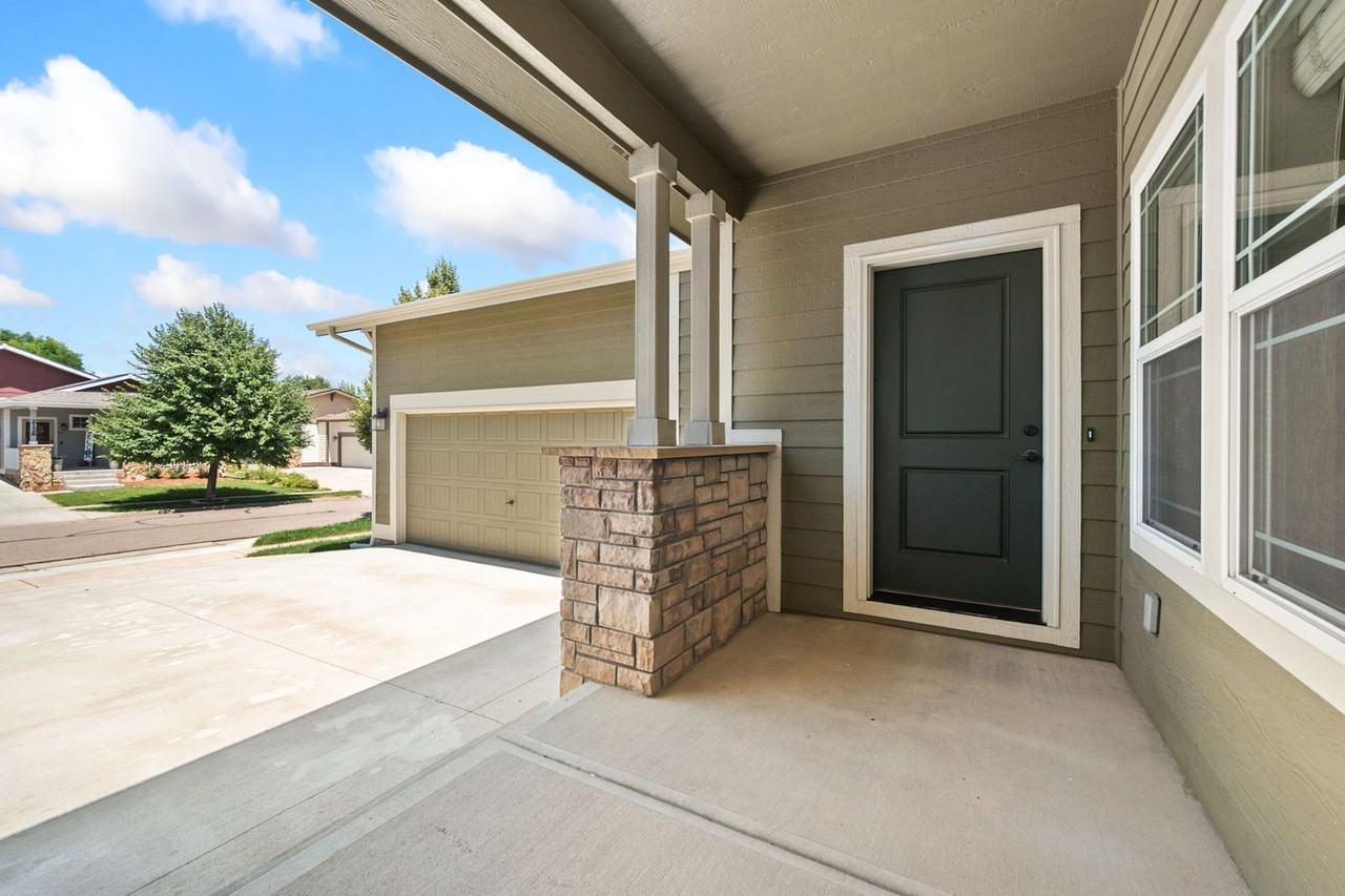2127 Cocklebur Ln - Photo 2 of 28