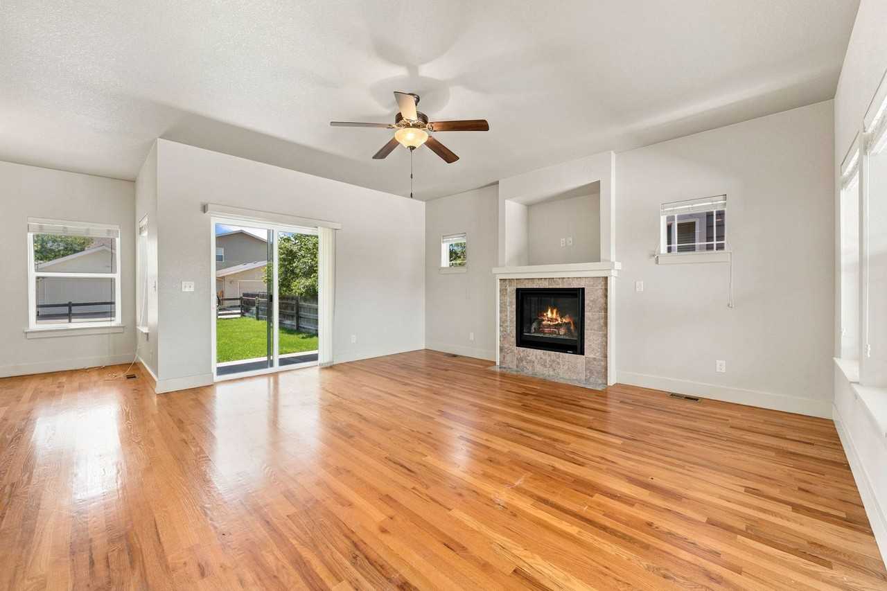 2127 Cocklebur Ln - Photo 3 of 28