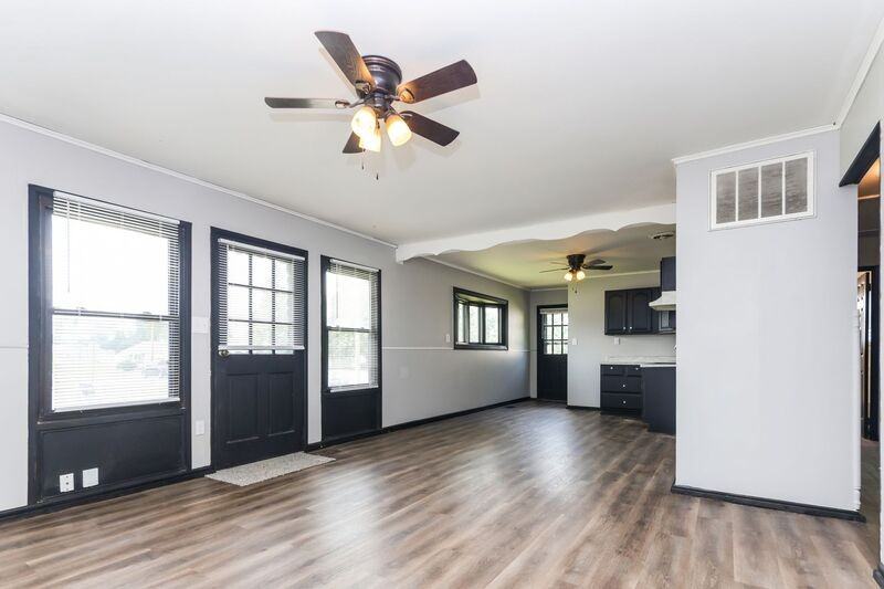 814 S Burnett Rd - Photo 4 of 10