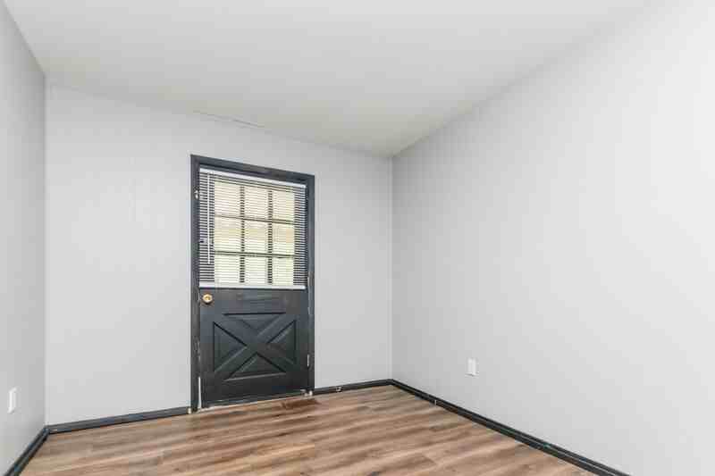 814 S Burnett Rd - Photo 5 of 10