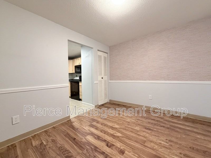 123 English Village Rd - Photo 5 of 12