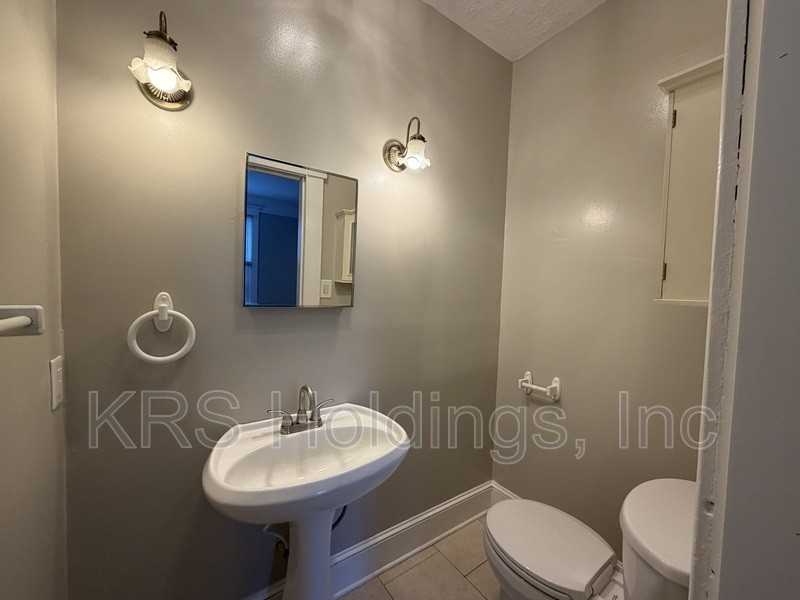1110 Park Ave - Photo 5 of 13