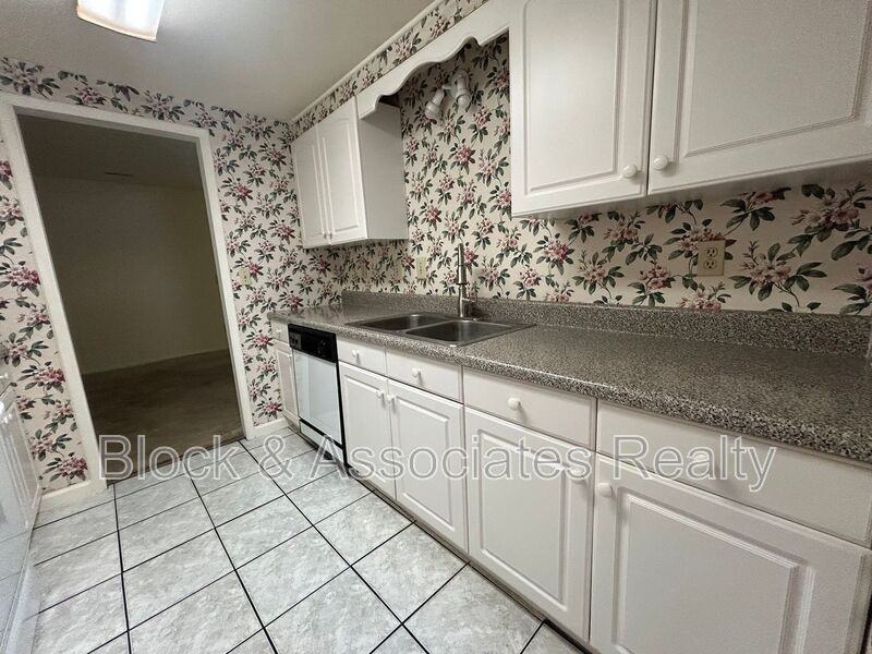 2962 - Photo 3 of 12