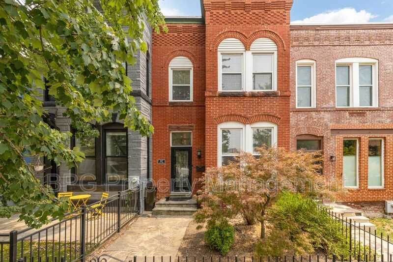 1027 7th St Ne