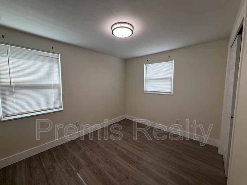 2028 N Betty Ln - Photo 4 of 15