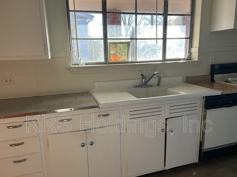 383 Monticello Ave - Photo 6 of 8