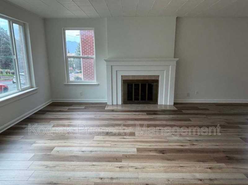 237 N Center St - Photo 5 of 12