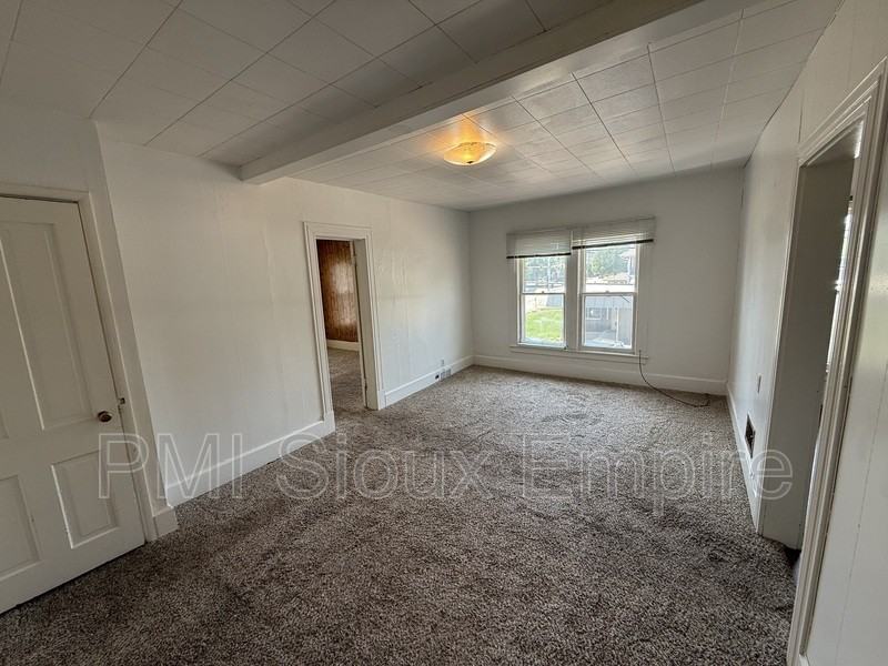 734 W 10th St #5 - Photo 2 of 8