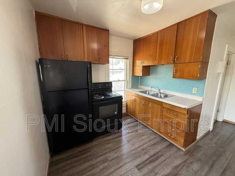 734 W 10th St #5 - Photo 3 of 8