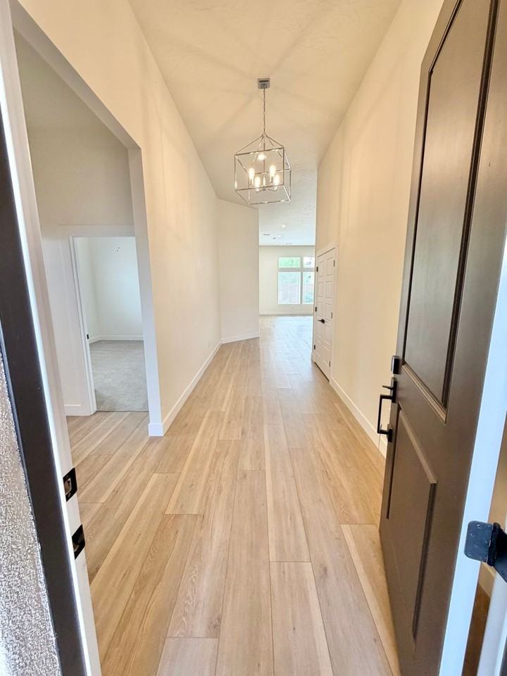 6011 S Bunda Way - Photo 4 of 39