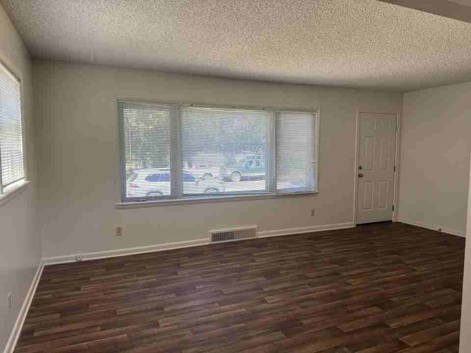 135 Ardmore Dr - Photo 3 of 10