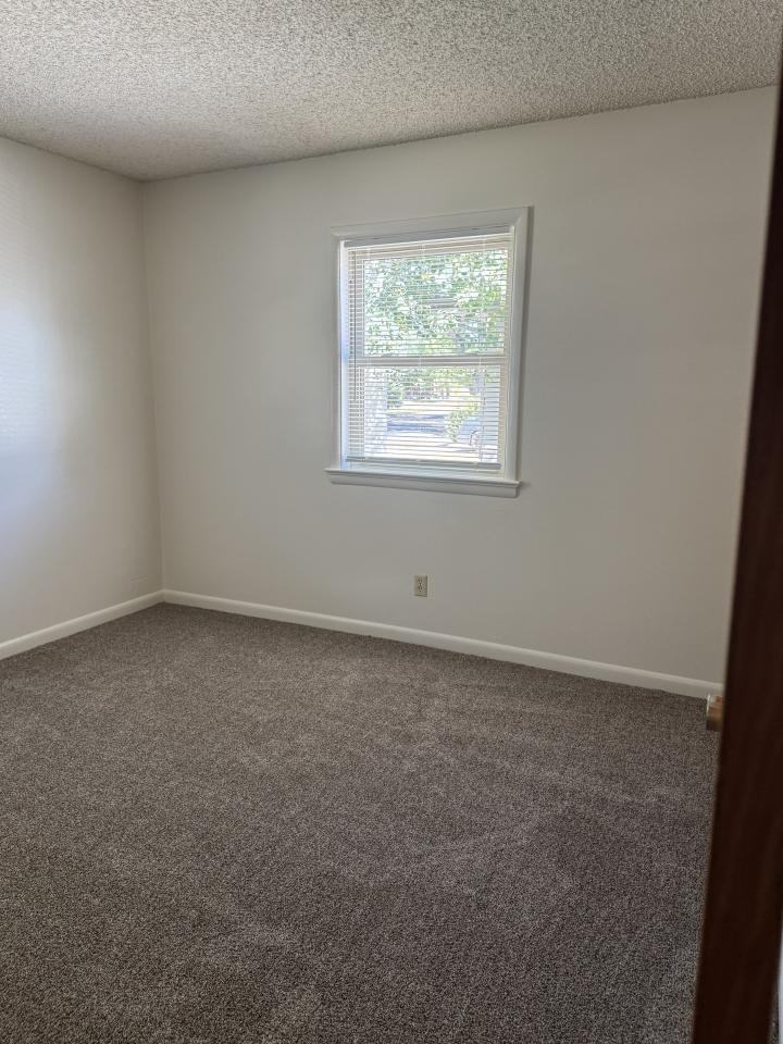 135 Ardmore Dr - Photo 5 of 10