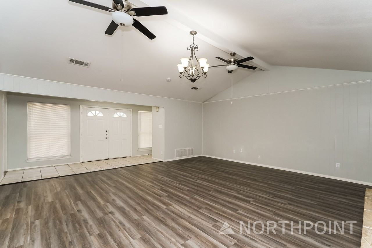 1505 Wade Dr - Photo 3 of 31