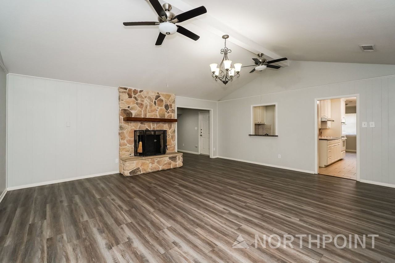 1505 Wade Dr - Photo 4 of 31