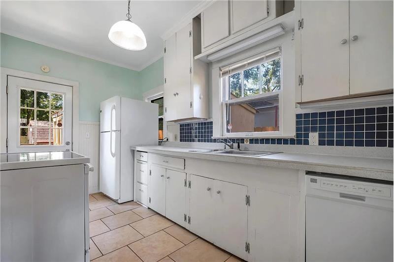 1600 Green St - Photo 5 of 13