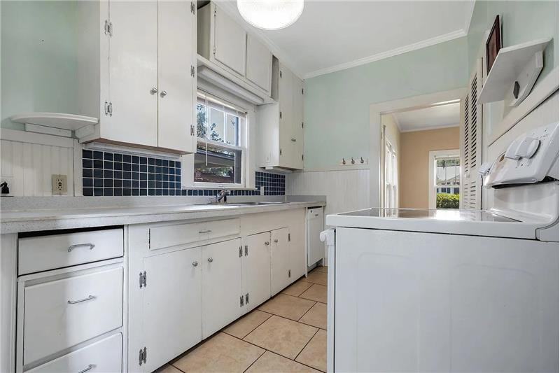 1600 Green St - Photo 6 of 13