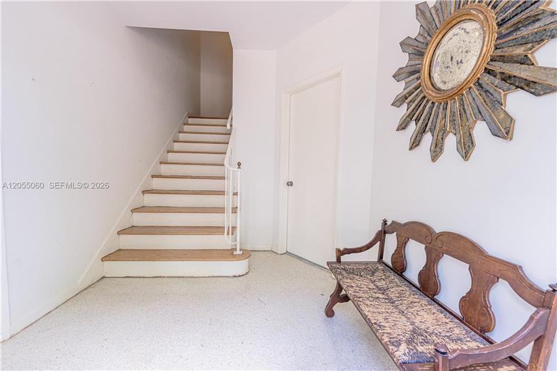 580 University Dr - Photo 4 of 18
