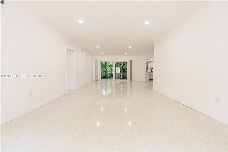580 University Dr - Photo 6 of 18