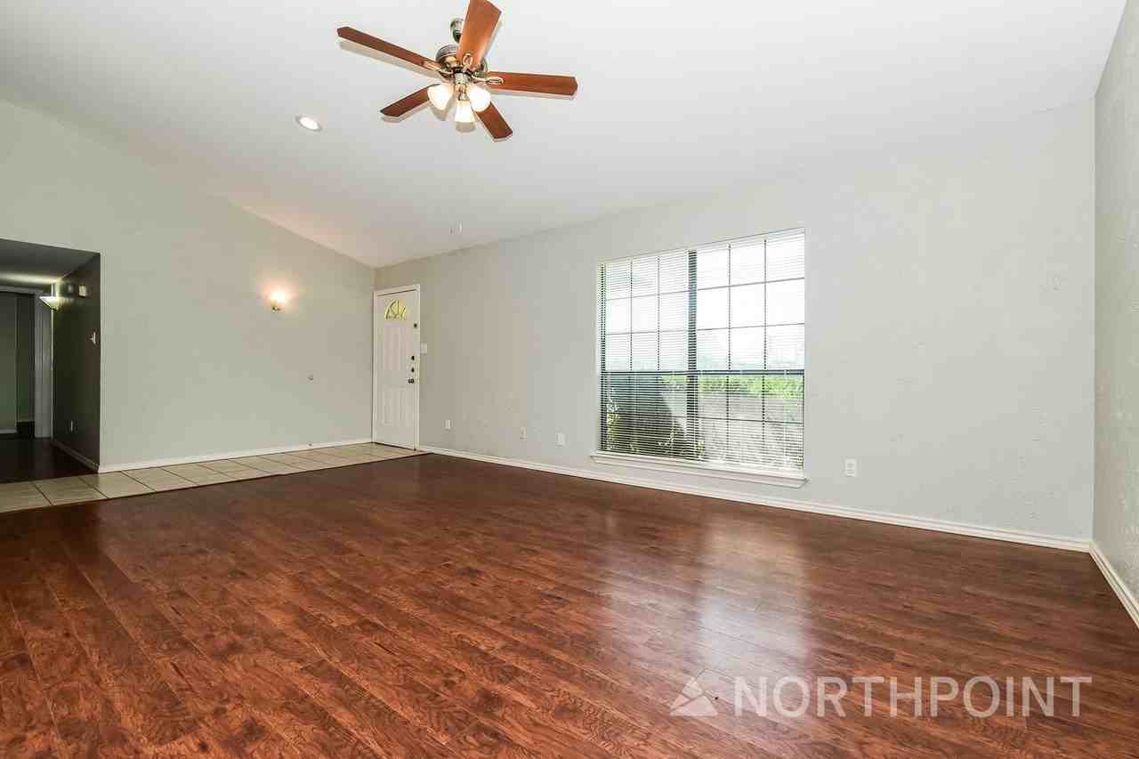 6113 Denver St - Photo 3 of 31
