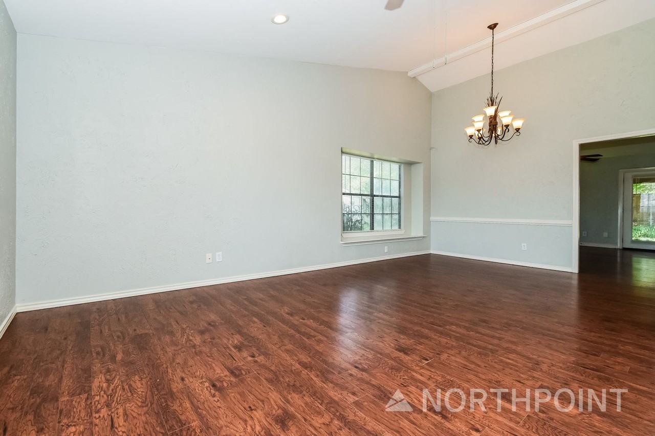 6113 Denver St - Photo 5 of 31
