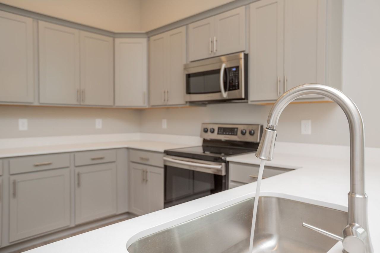 557 Strong Ave - Photo 6 of 22