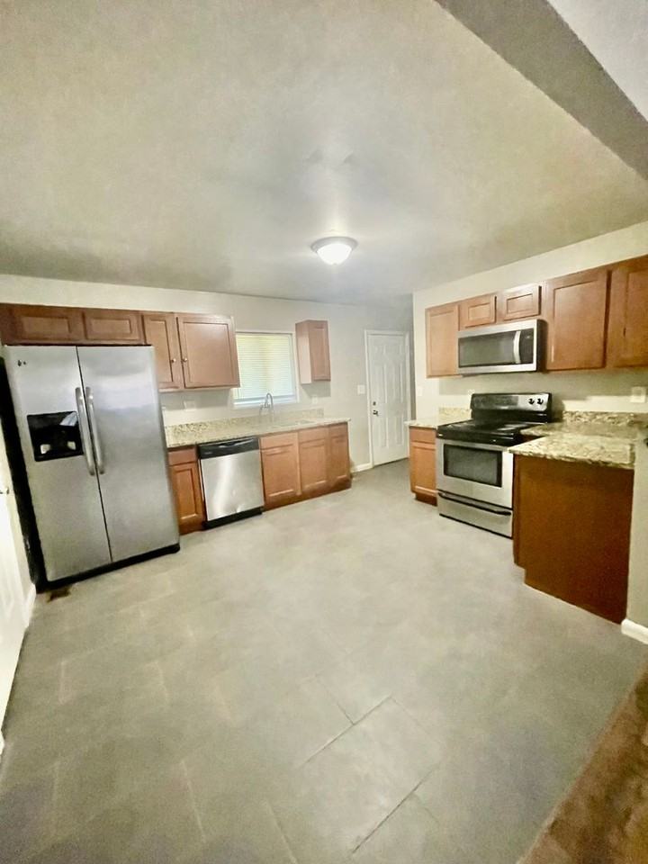 2915 Ravencroft Dr - Photo 3 of 8