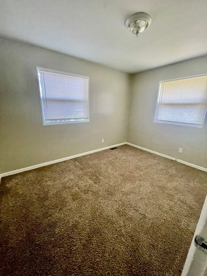 2915 Ravencroft Dr - Photo 5 of 8