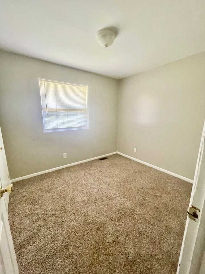 2915 Ravencroft Dr - Photo 7 of 8