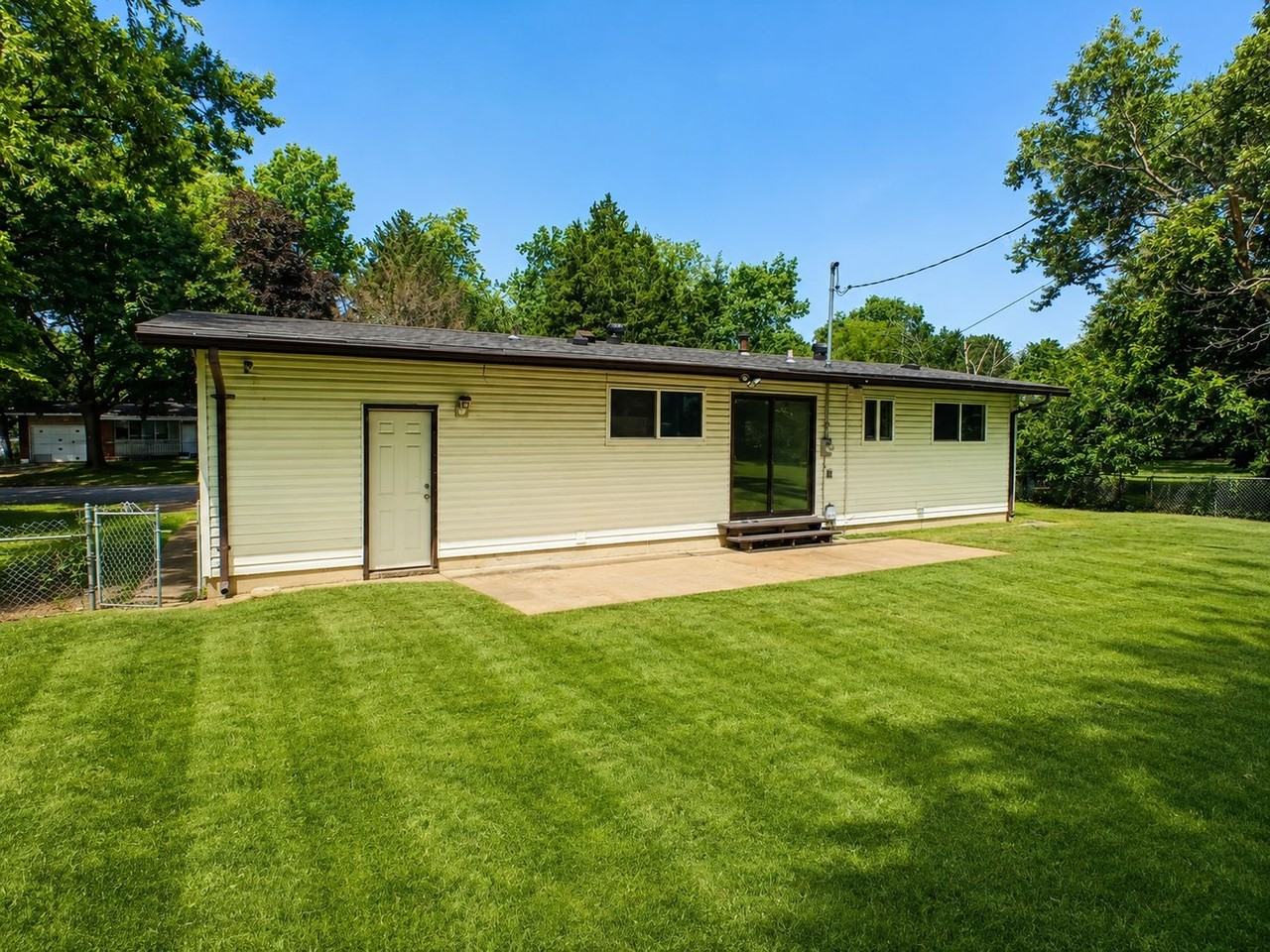 10220 Doane Dr - Photo 2 of 15