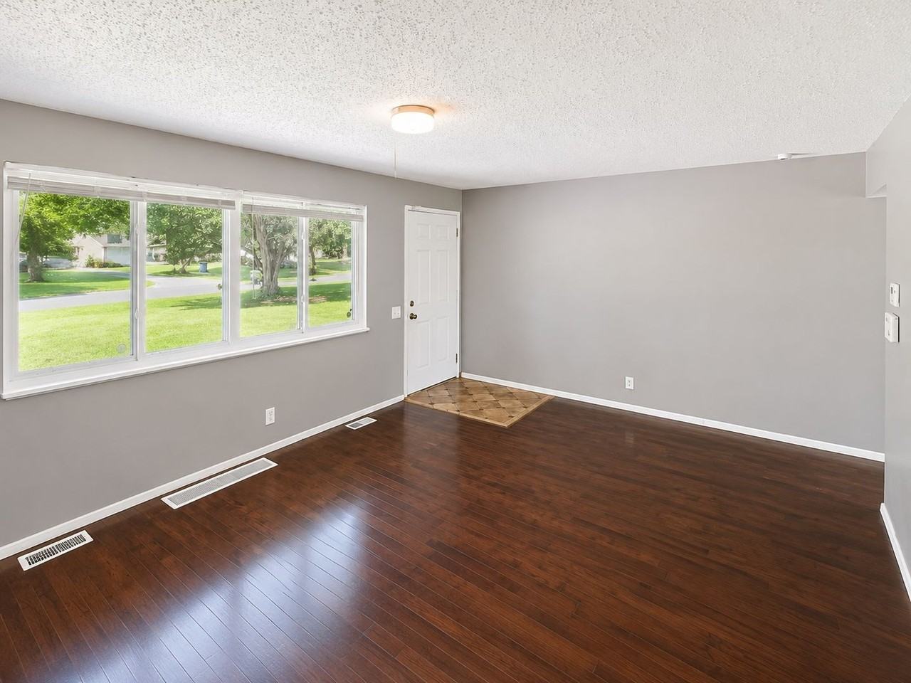 10220 Doane Dr - Photo 4 of 15