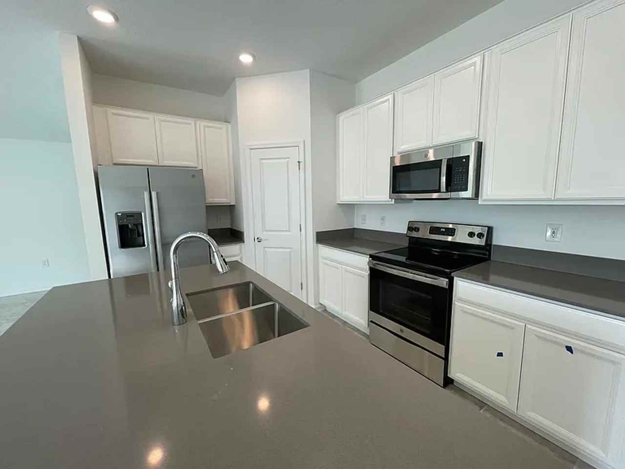 821 Citrus Reserve Blvd - Photo 3 of 14
