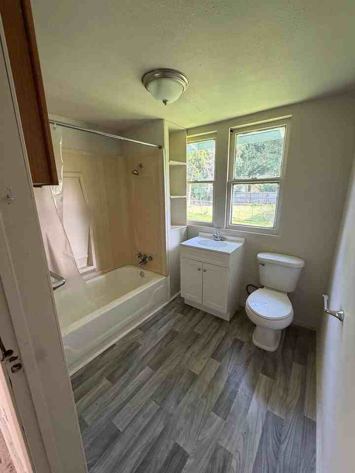 720 Elgie St - Photo 2 of 7