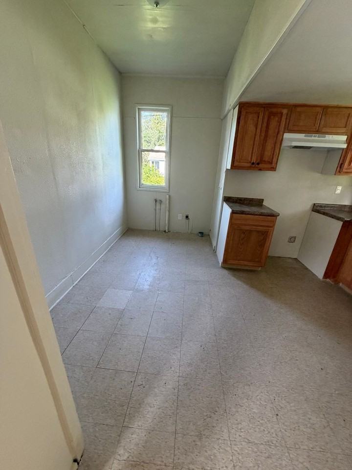 720 Elgie St - Photo 3 of 7