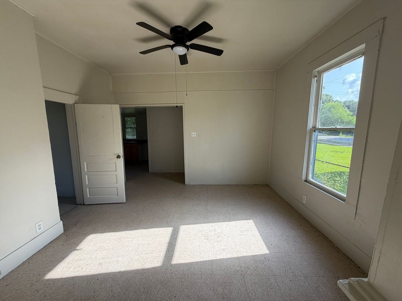 720 Elgie St - Photo 4 of 7