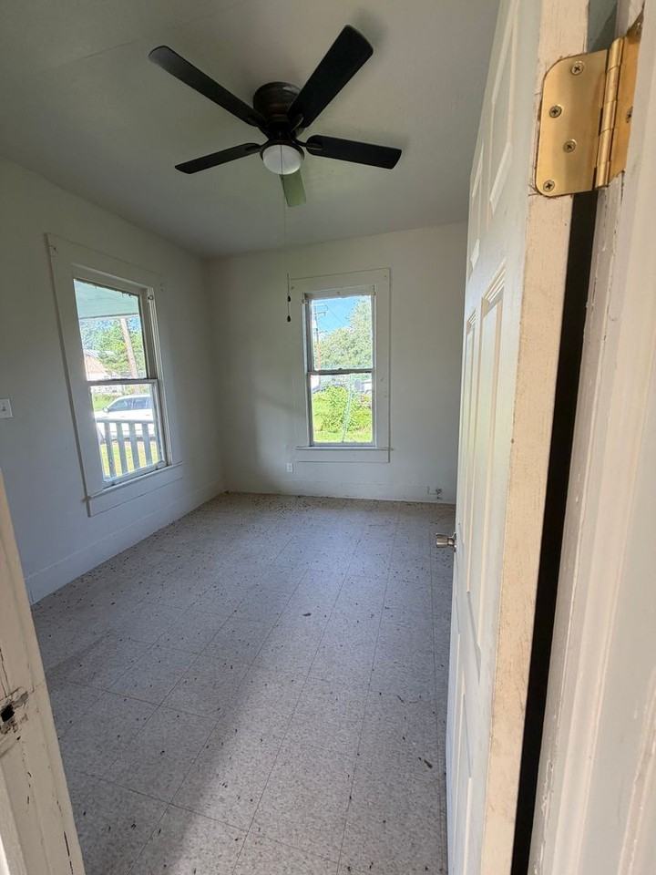 720 Elgie St - Photo 5 of 7