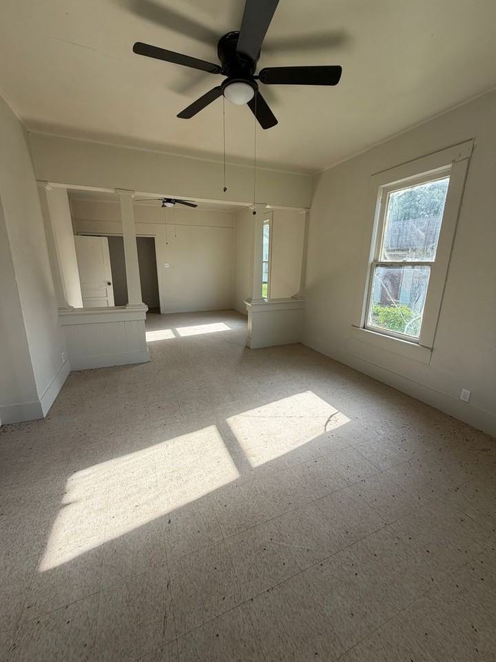 720 Elgie St - Photo 6 of 7