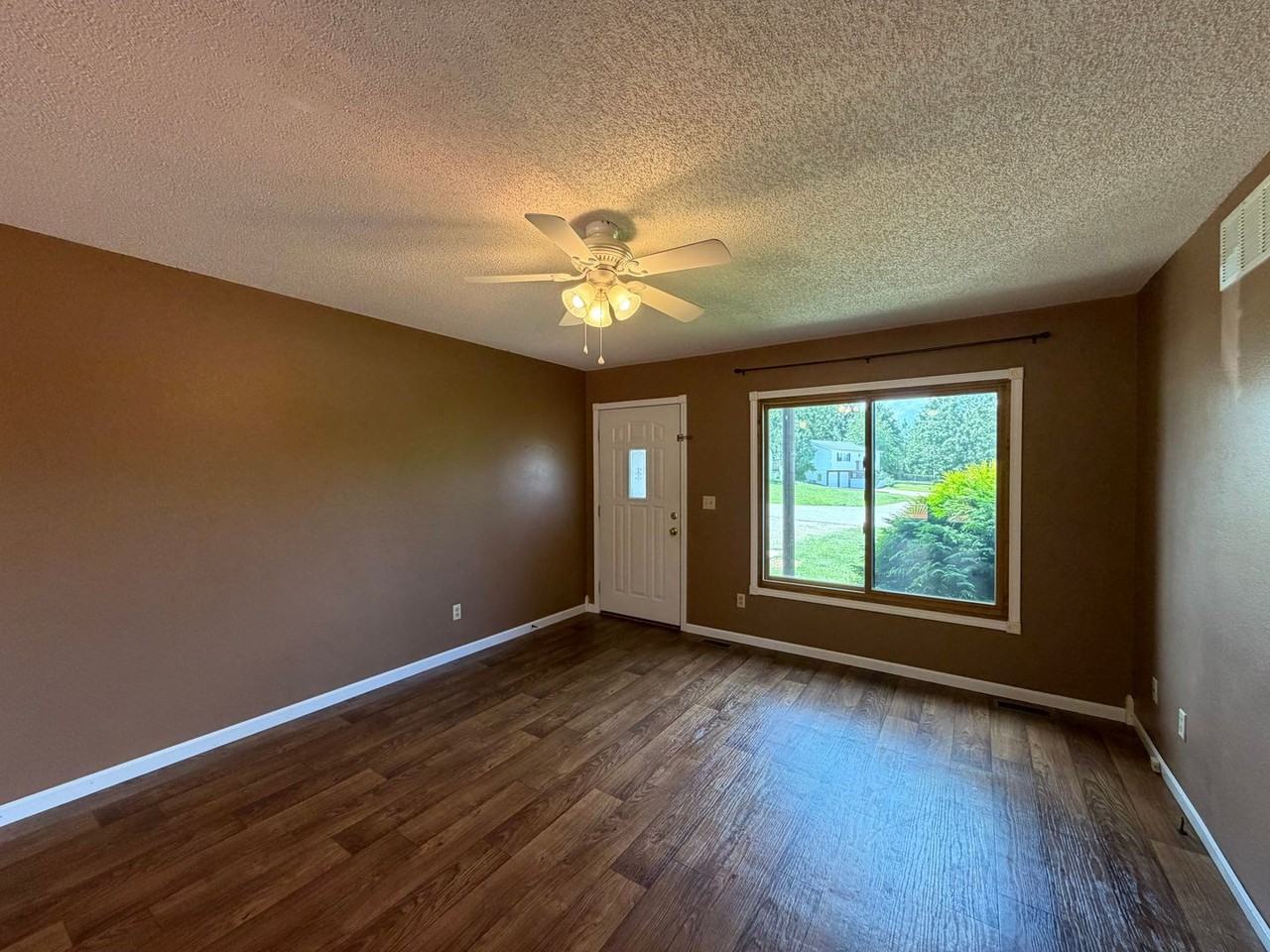 20597 Sedalia Rd - Photo 6 of 36