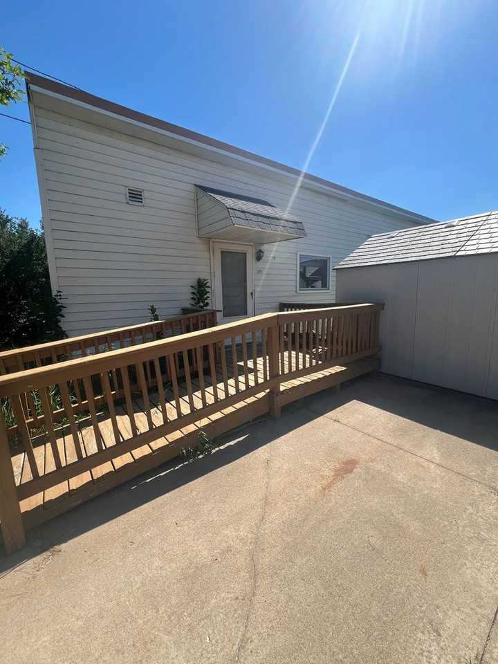305 E Maple St - Photo 2 of 15