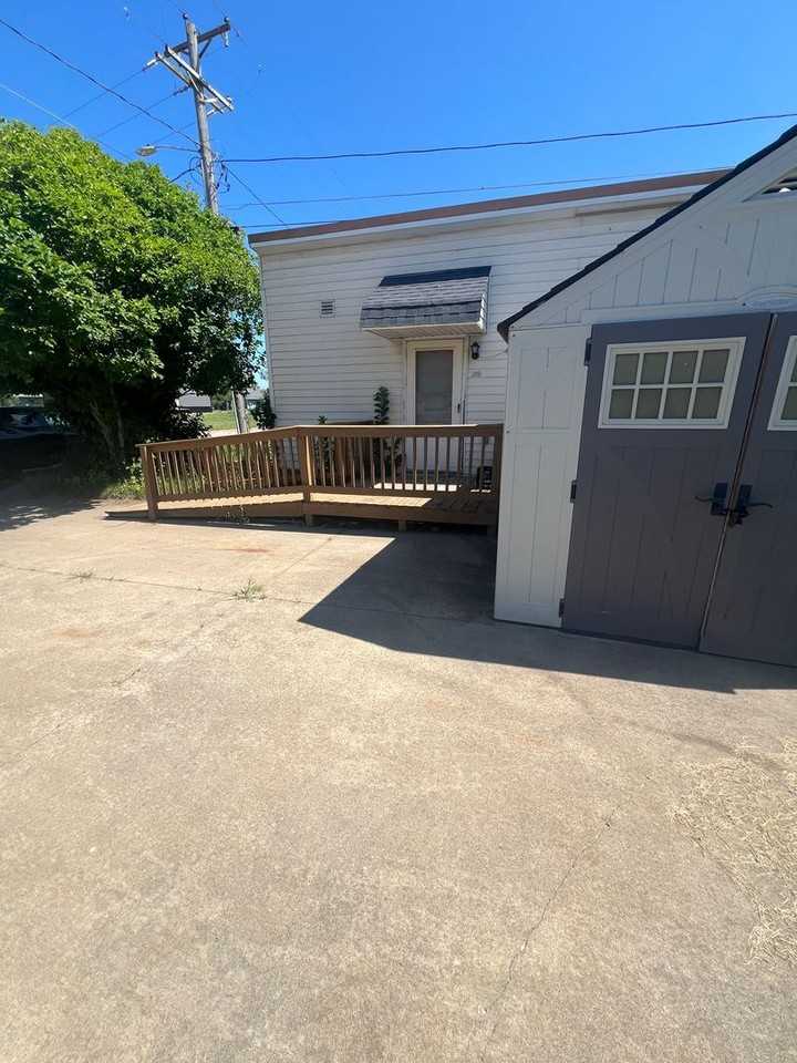 305 E Maple St - Photo 3 of 15