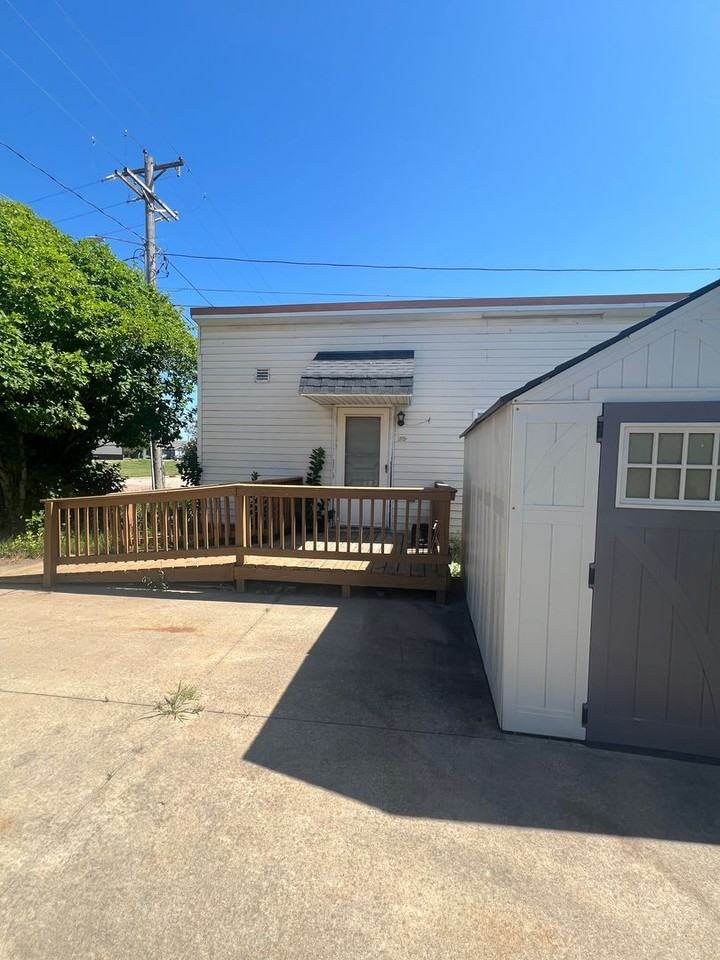 305 E Maple St - Photo 4 of 15