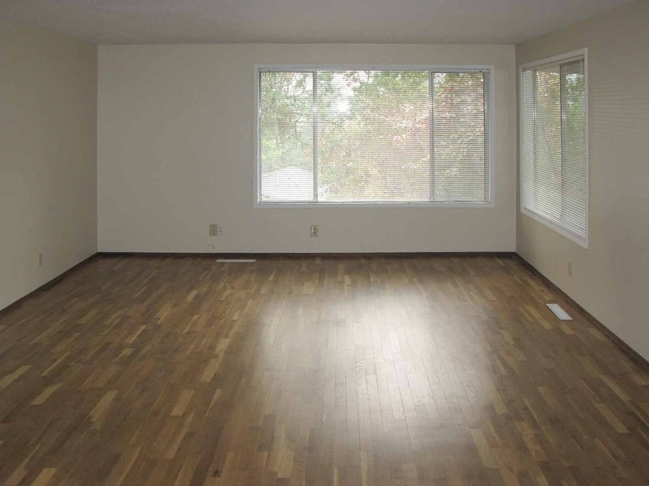 635 S 5th St - Photo 5 of 8